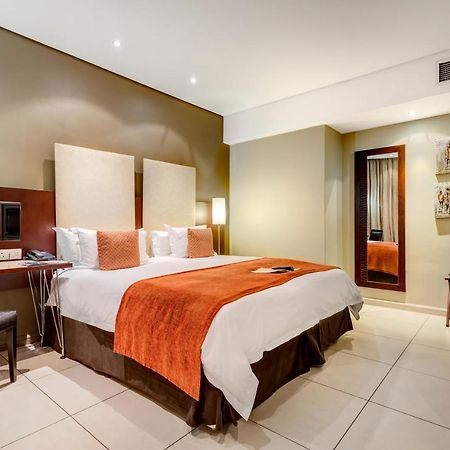 Protea Hotel By Marriott Transit O.R. Tambo Airport Кемптън Парк Екстериор снимка