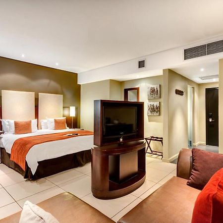Protea Hotel By Marriott Transit O.R. Tambo Airport Кемптън Парк Екстериор снимка