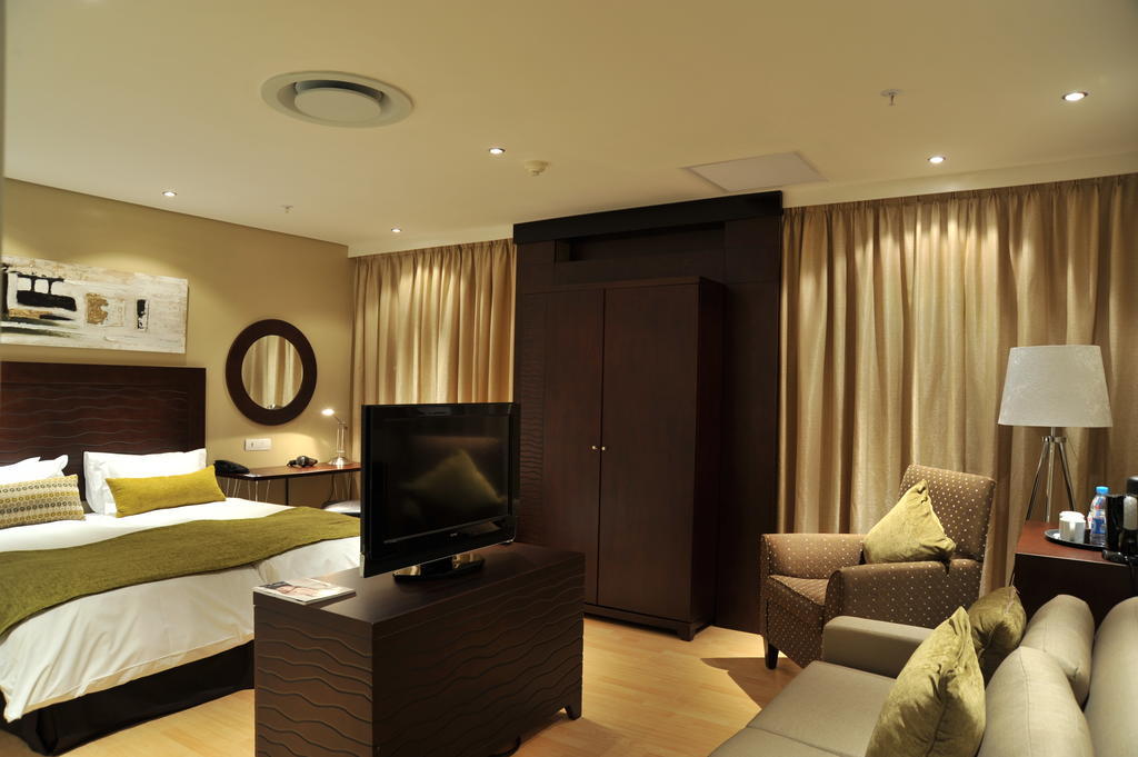 Protea Hotel By Marriott Transit O.R. Tambo Airport Кемптън Парк Екстериор снимка