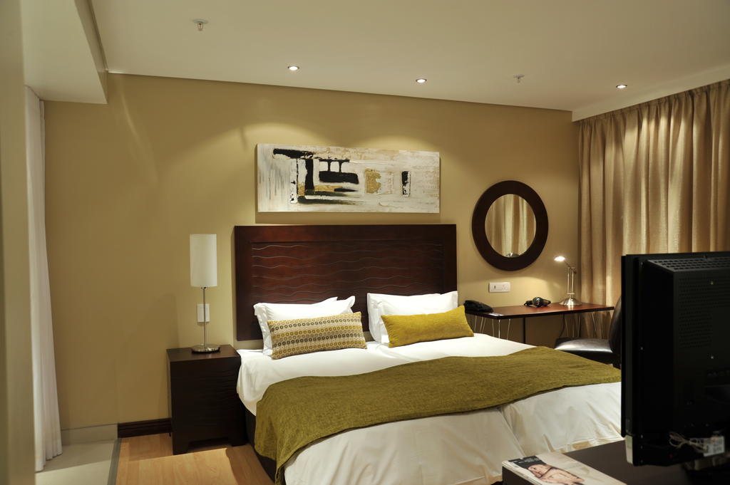 Protea Hotel By Marriott Transit O.R. Tambo Airport Кемптън Парк Екстериор снимка