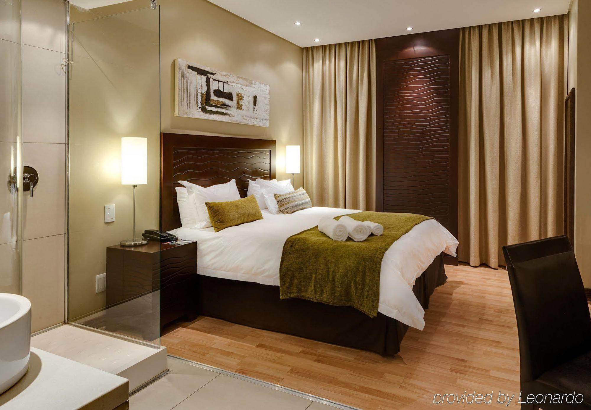 Protea Hotel By Marriott Transit O.R. Tambo Airport Кемптън Парк Екстериор снимка
