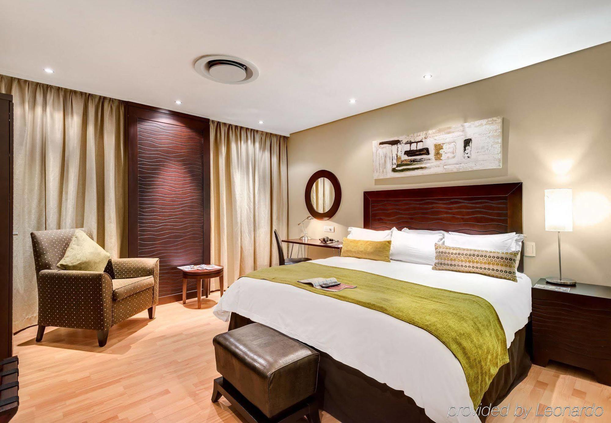 Protea Hotel By Marriott Transit O.R. Tambo Airport Кемптън Парк Екстериор снимка