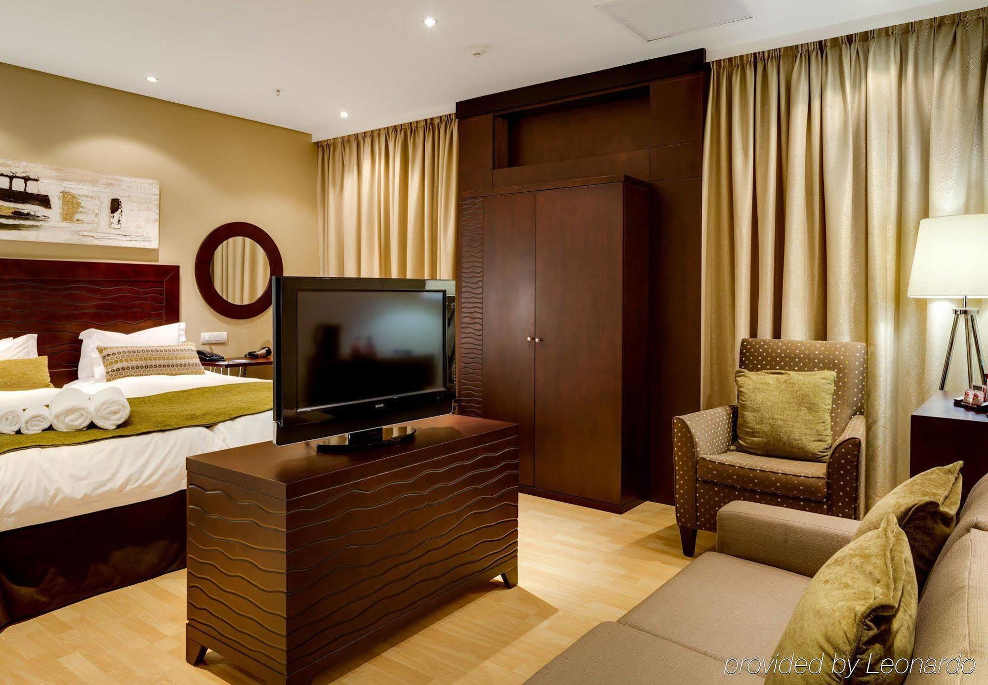 Protea Hotel By Marriott Transit O.R. Tambo Airport Кемптън Парк Екстериор снимка