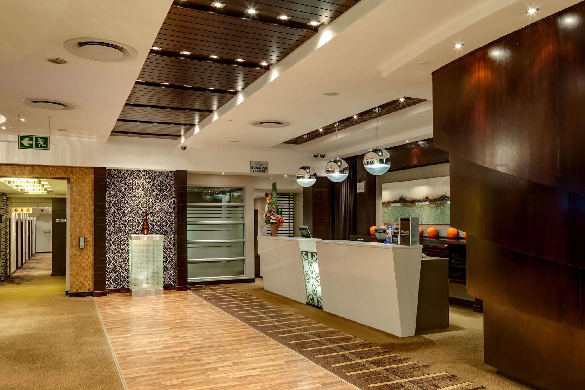 Protea Hotel By Marriott Transit O.R. Tambo Airport Кемптън Парк Екстериор снимка