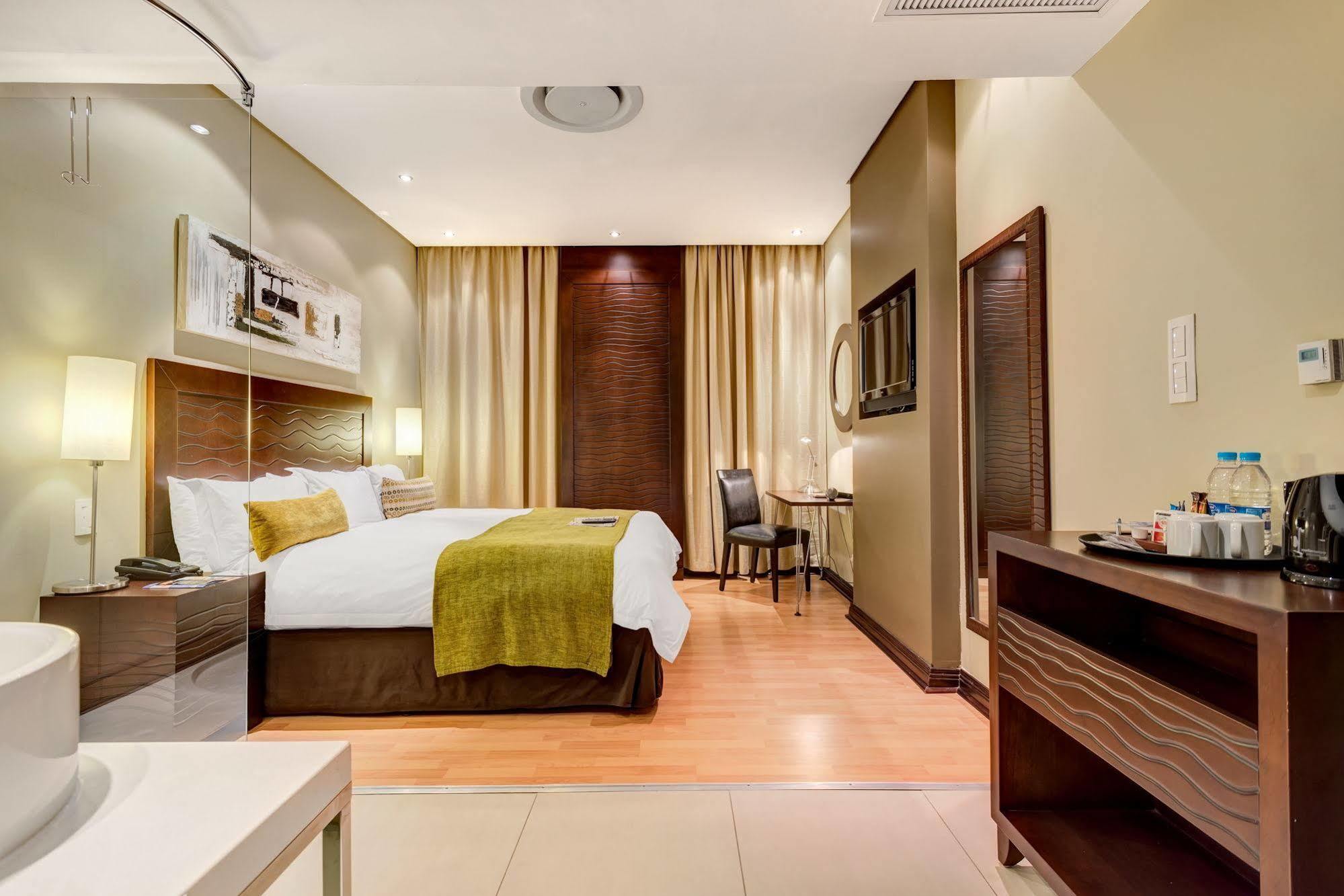 Protea Hotel By Marriott Transit O.R. Tambo Airport Кемптън Парк Екстериор снимка