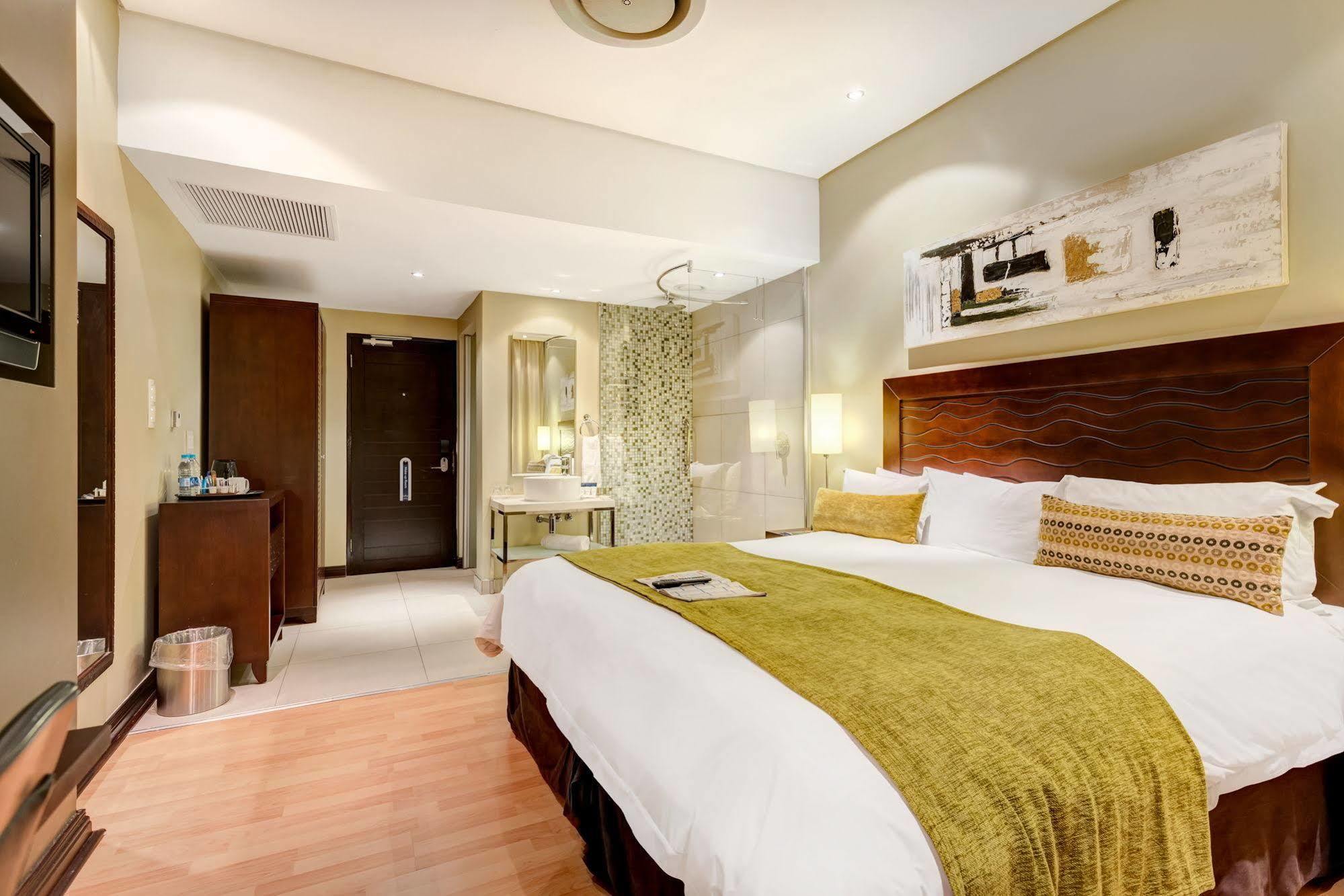 Protea Hotel By Marriott Transit O.R. Tambo Airport Кемптън Парк Екстериор снимка