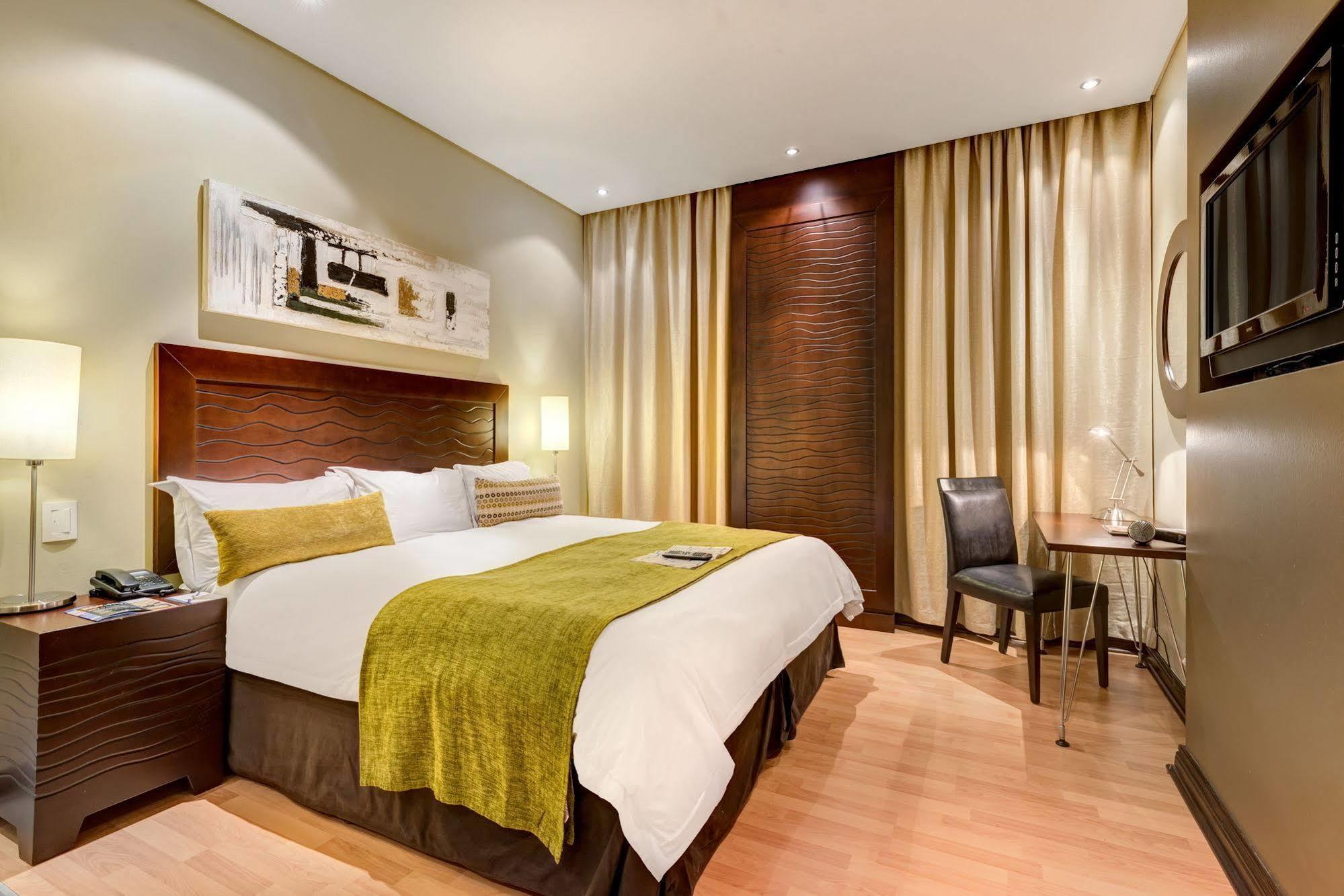 Protea Hotel By Marriott Transit O.R. Tambo Airport Кемптън Парк Екстериор снимка