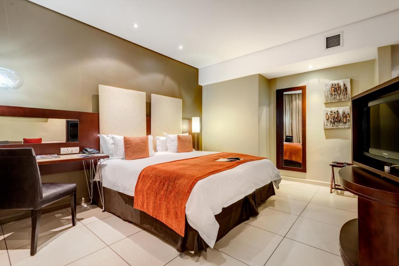 Protea Hotel By Marriott Transit O.R. Tambo Airport Кемптън Парк Екстериор снимка
